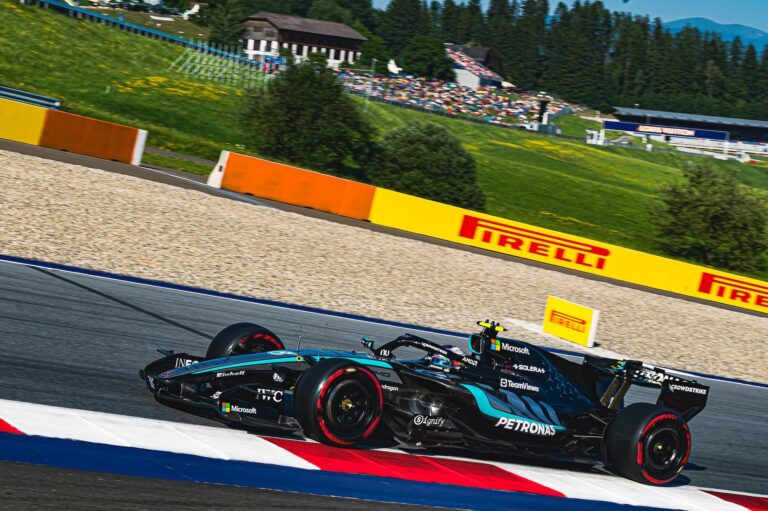 Mercedes lidera treinos e pacotes agitam Áustria
