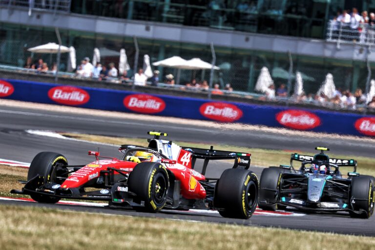 Hamilton assume culpa por punição, mas se diz 'grato' por pódio em Silverstone