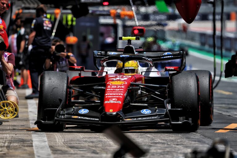 Hamilton critica excesso de software nos carros da categoria