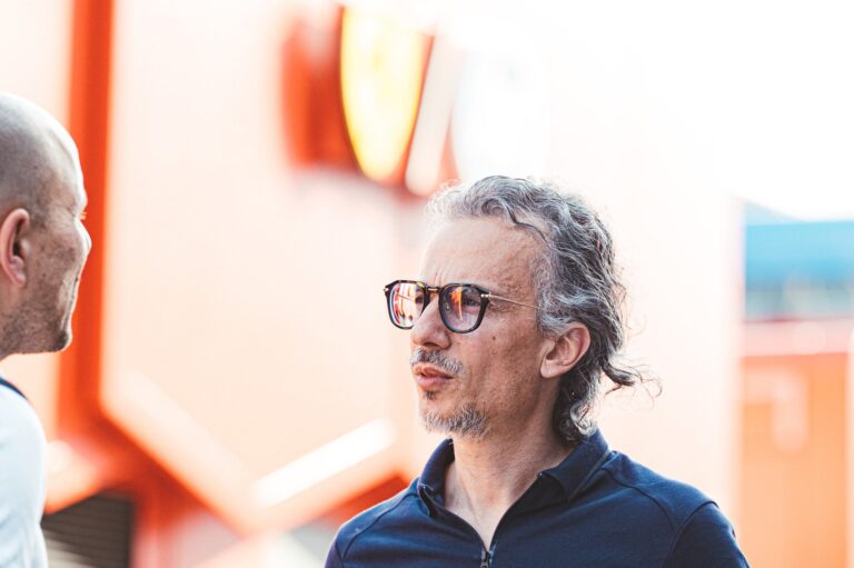 Mekies admite possibilidade de Red Bull abandonar conceito da asa traseira invertida