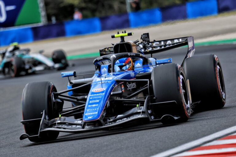 Sainz e Albon enfrentam problemas e largam no fim do grid