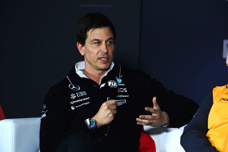 Wolff diz que Mercedes tem o motor mais forte e reacende debate