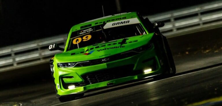 Arthur Gama vence batalha eletrizante na corrida noturna da NASCAR Brasil
