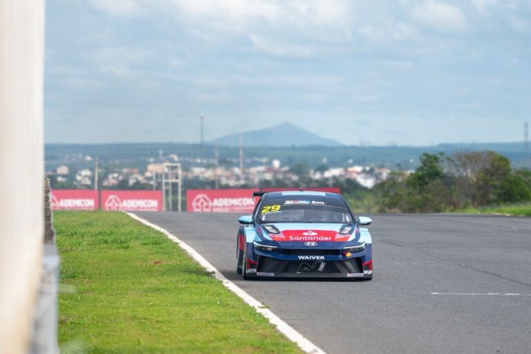 Girolami crava melhor tempo do TL2 no retorno do TCR South America a Córdoba