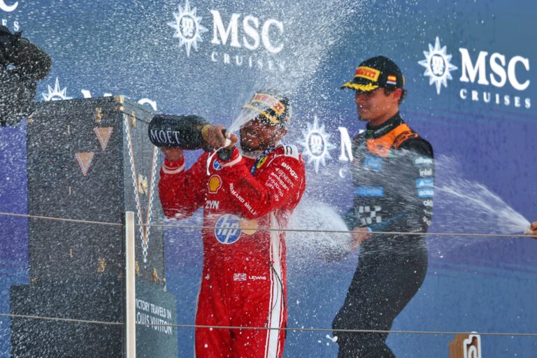 Hamilton é elogiado por estratégia decisiva em vitória na Espanha