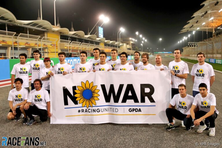 Formula 1 drivers support the GPDA's No War campaign