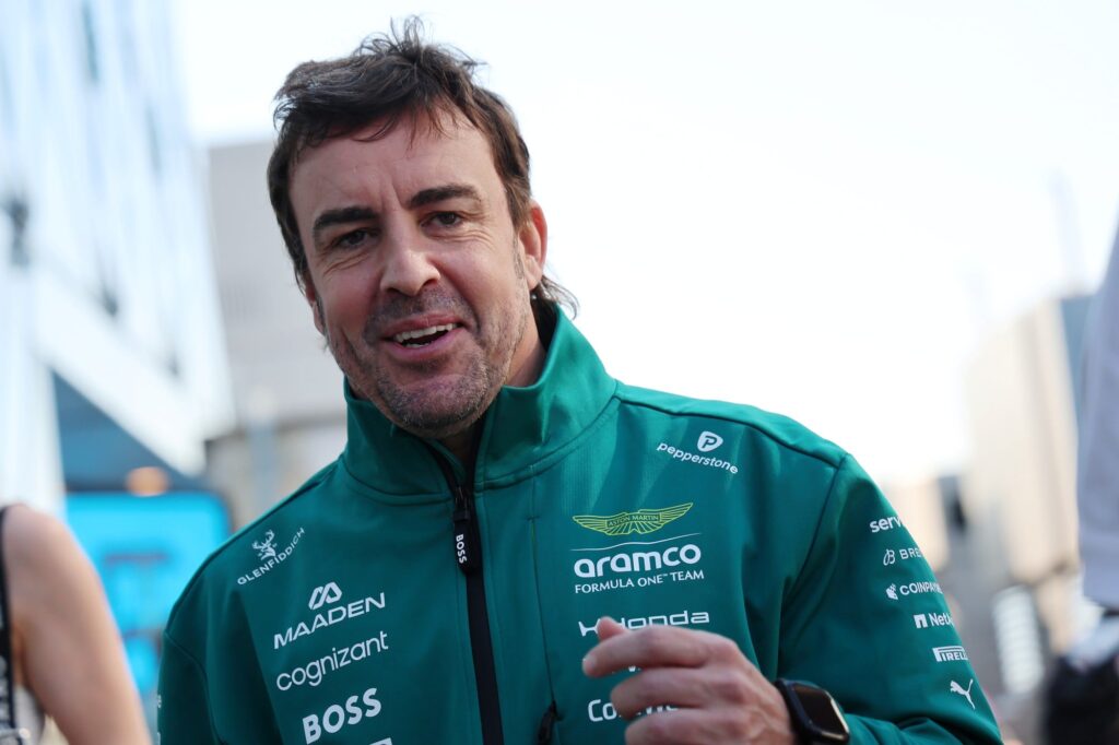 Alonso anuncia permanência na Aston Martin para temporada 2027