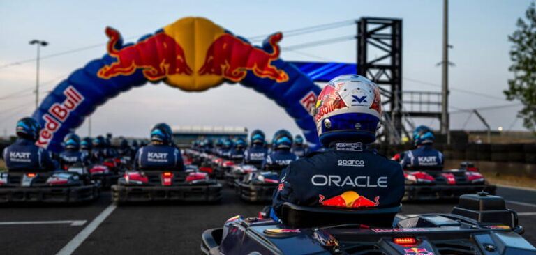 Verstappen passa 100 adversários em 35 minutos e vence 'Max vs 100' em Silverstone