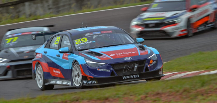 Girolami escala pelotão e vence a 100ª prova da história do TCR South America