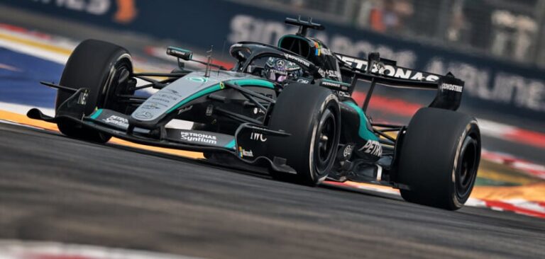 Russell corre com W17 incompleto após batida em Singapura