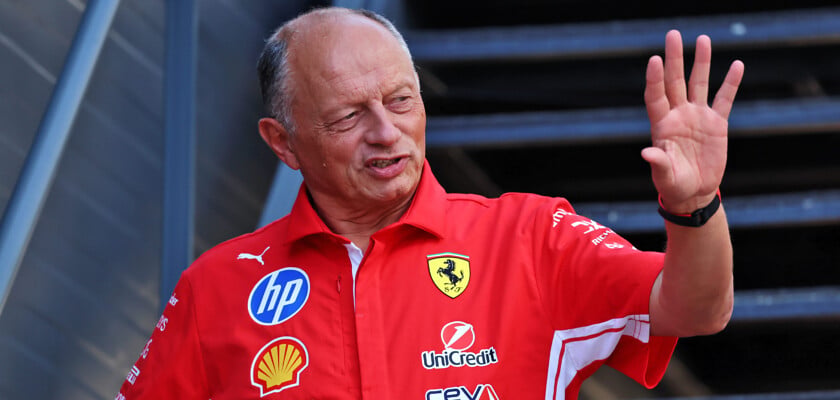 Villeneuve destaca apoio de Hamilton e Leclerc a Vasseur na Ferrari